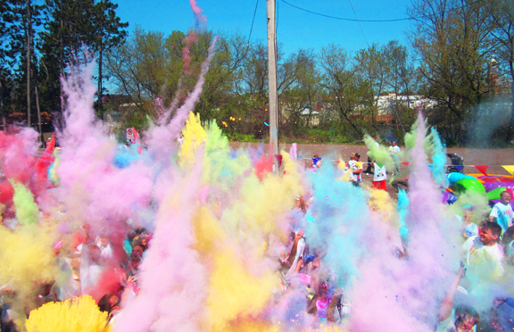 Kolor Run attracts people from all over the Midwest