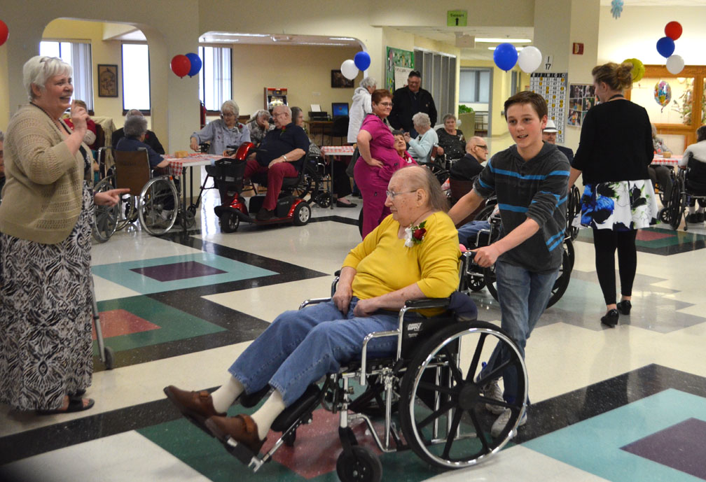 Pine Crest residents treated to prom
