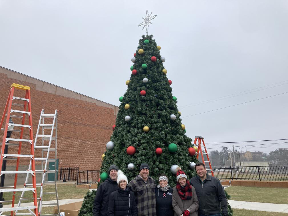 Community raises annual Christmas tree in Banker’s Square