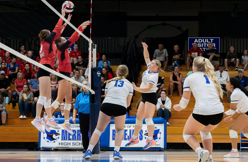 Merrill Girls suffer a Volleyball loss to Shawano but celebrate an exciting win against Wisconsin Rapids