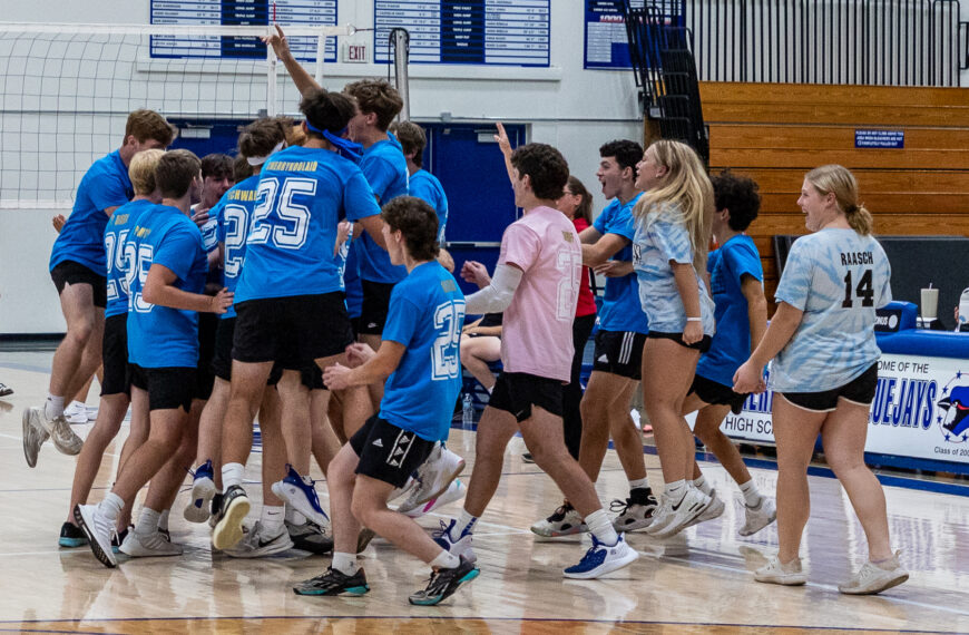 Merrill’s second annual Homecoming Powderbuff Volleyball Game